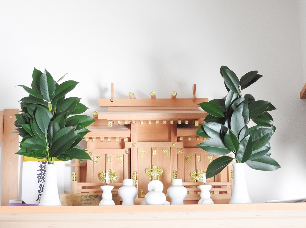 神棚の水のお供え方法に作法はあるの?水の交換頻度や配置方法などを詳しく解説!