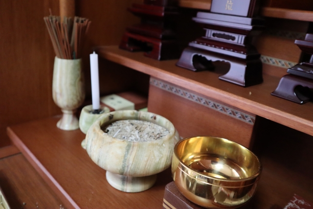 仏壇専用台はどんな時に使うの?選び方と普通の家具との違い