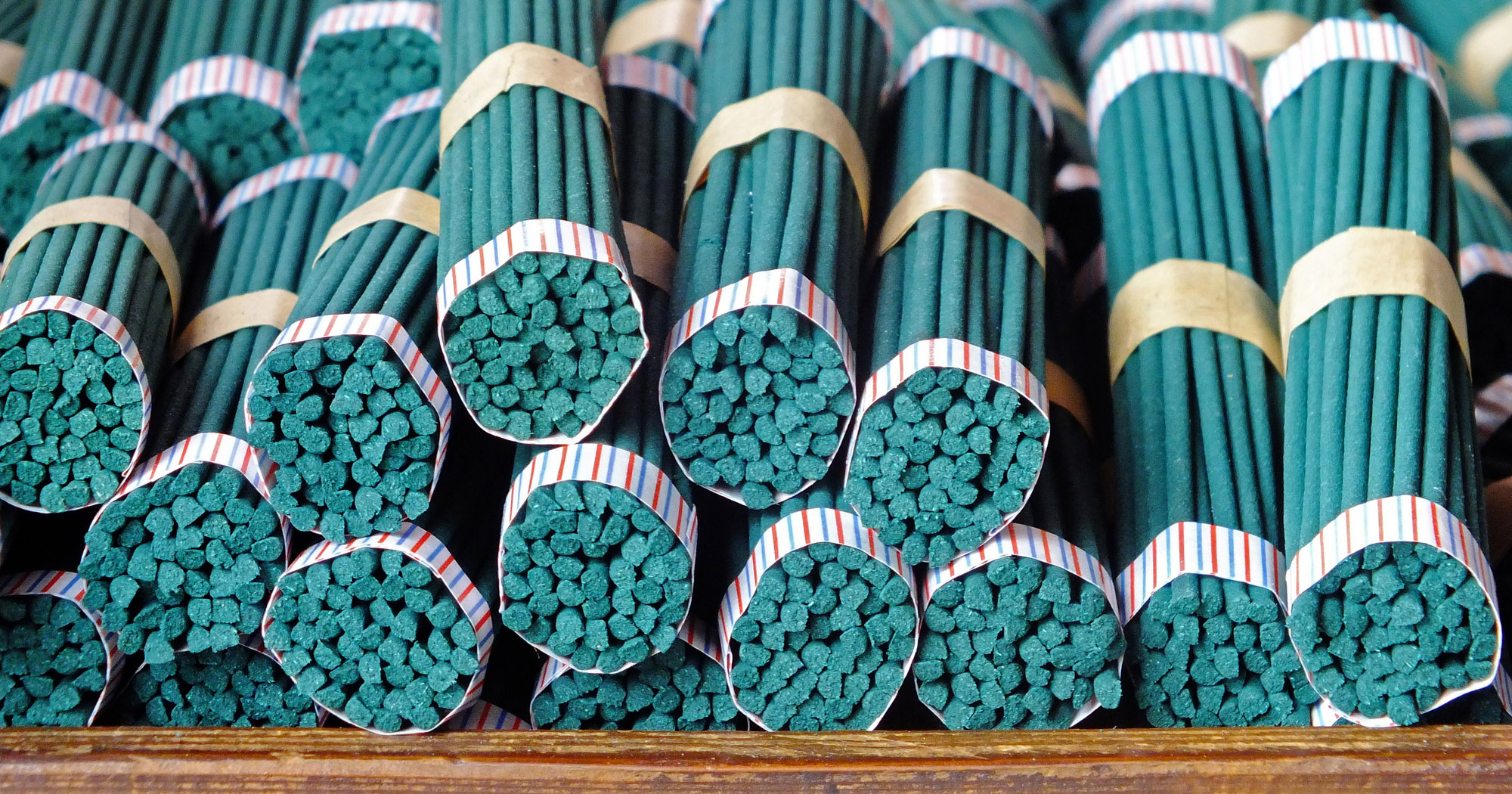 線香の仏壇への供え方 香りや宗派による違いとは?