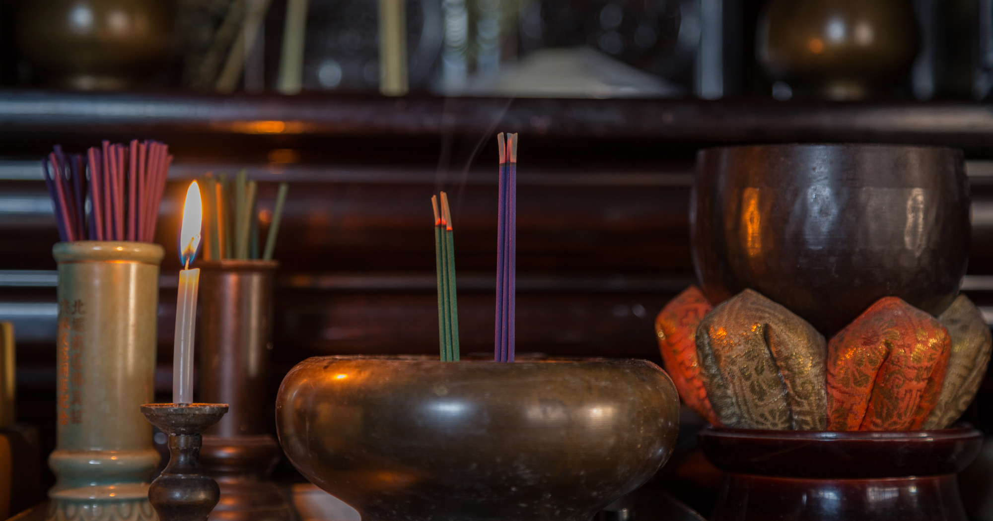 仏壇の種類や特徴を紹介/伝統的なものからモダンデザインまで/はじめて仏壇店に行く前に