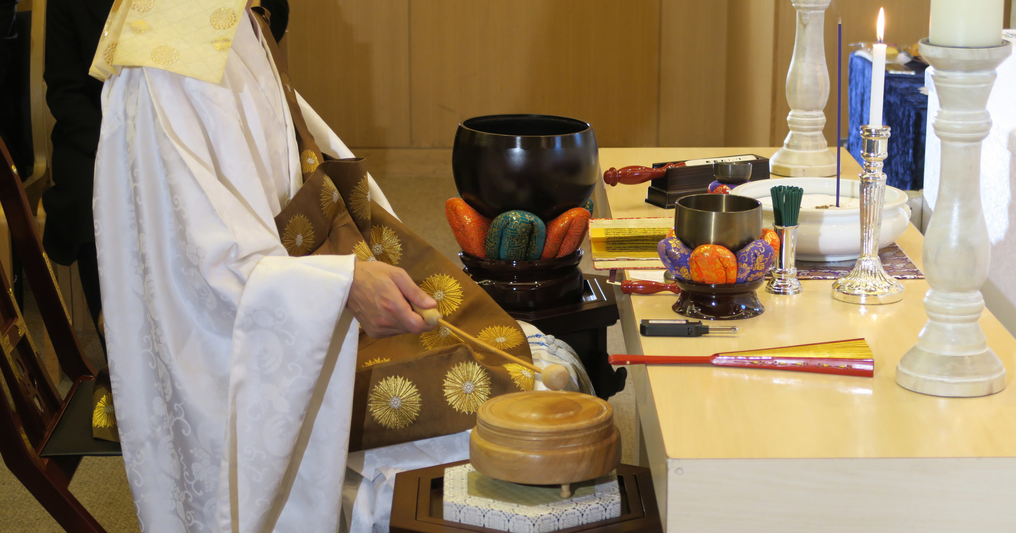 一般的な経机とは?主な素材は黒壇や紫檀