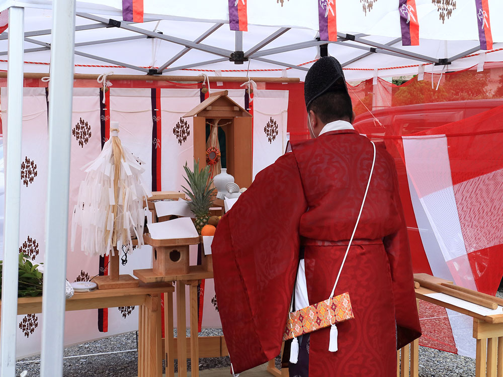 神棚の祀り方とは?置く方角やお参りの作法