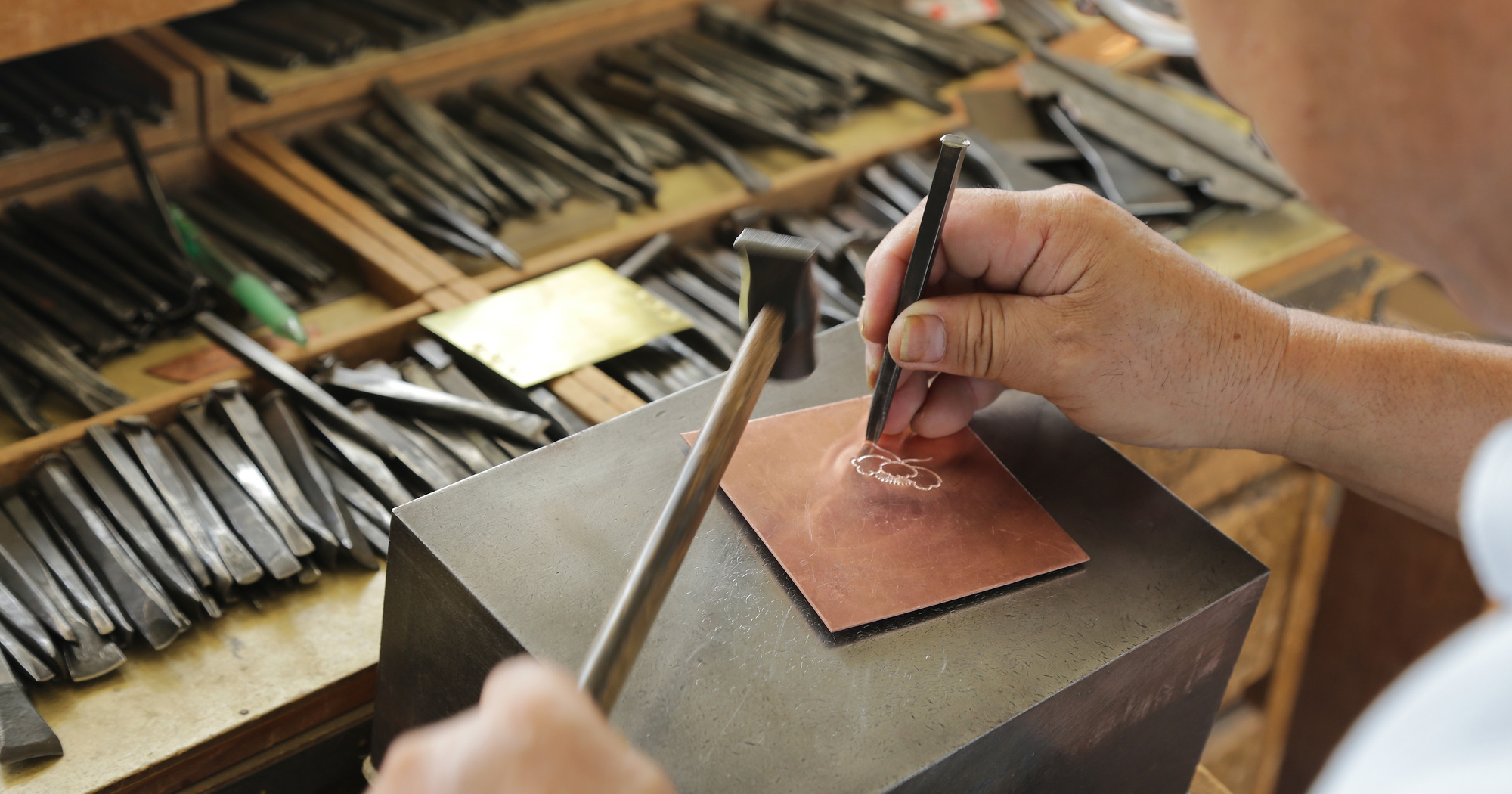 金箔と漆の質は仏壇の値段に大きく影響します。